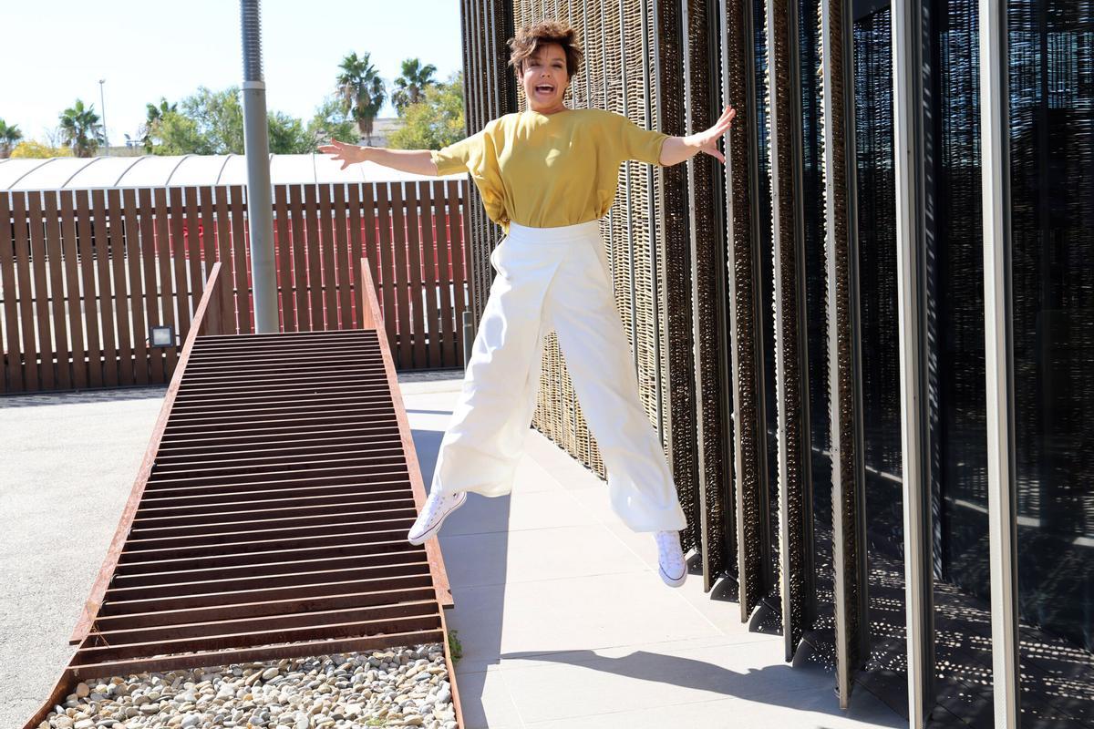 La periodista Cristina Villanueva en la redacción de El Periódico.