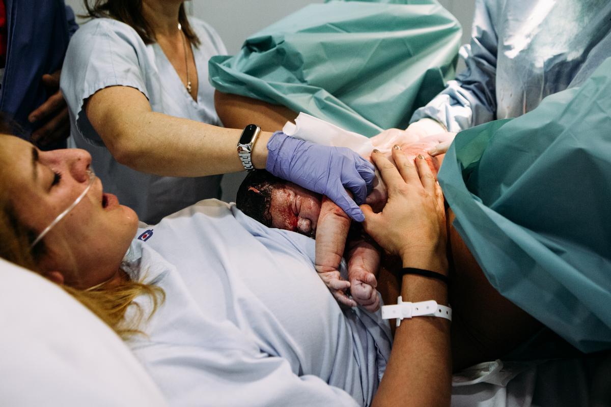 María coge a Carla por primera vez