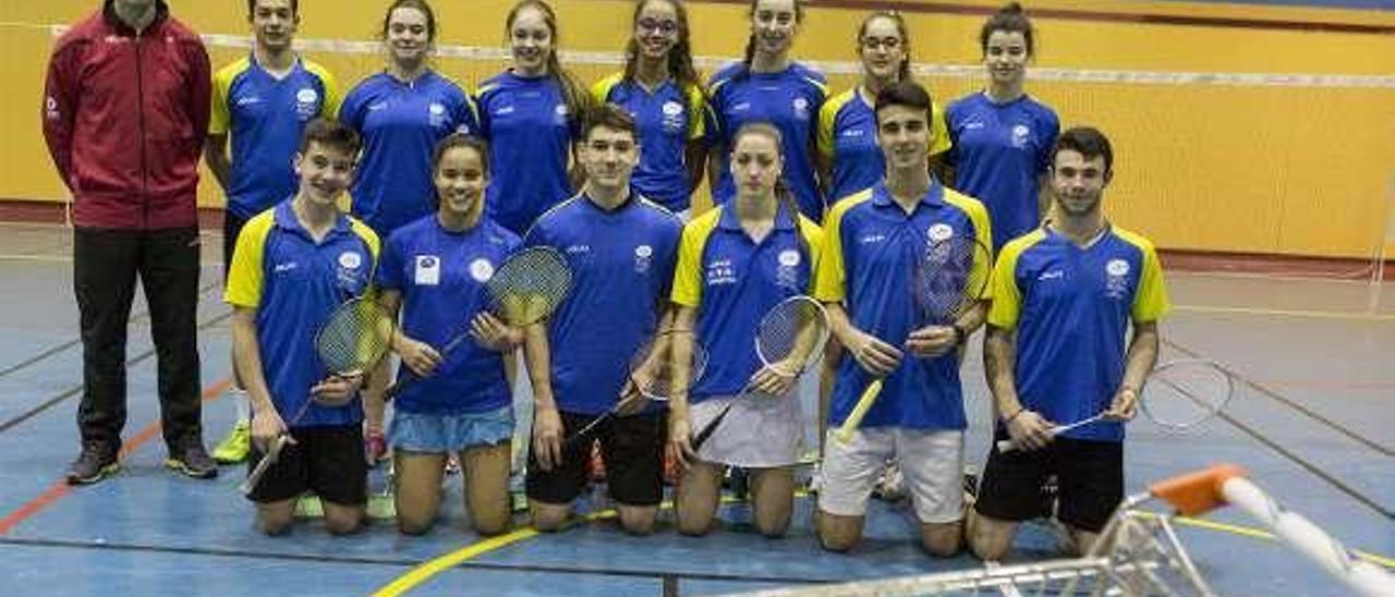 Algunos de los integrantes del centro de entrenamiento de bádminton, ayer, en las instalaciones del Cristo.