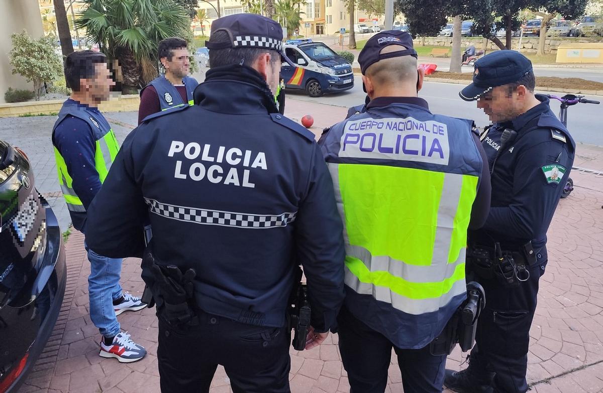 Varios agentes de ambos cuerpos participan en un control en Benalmádena.