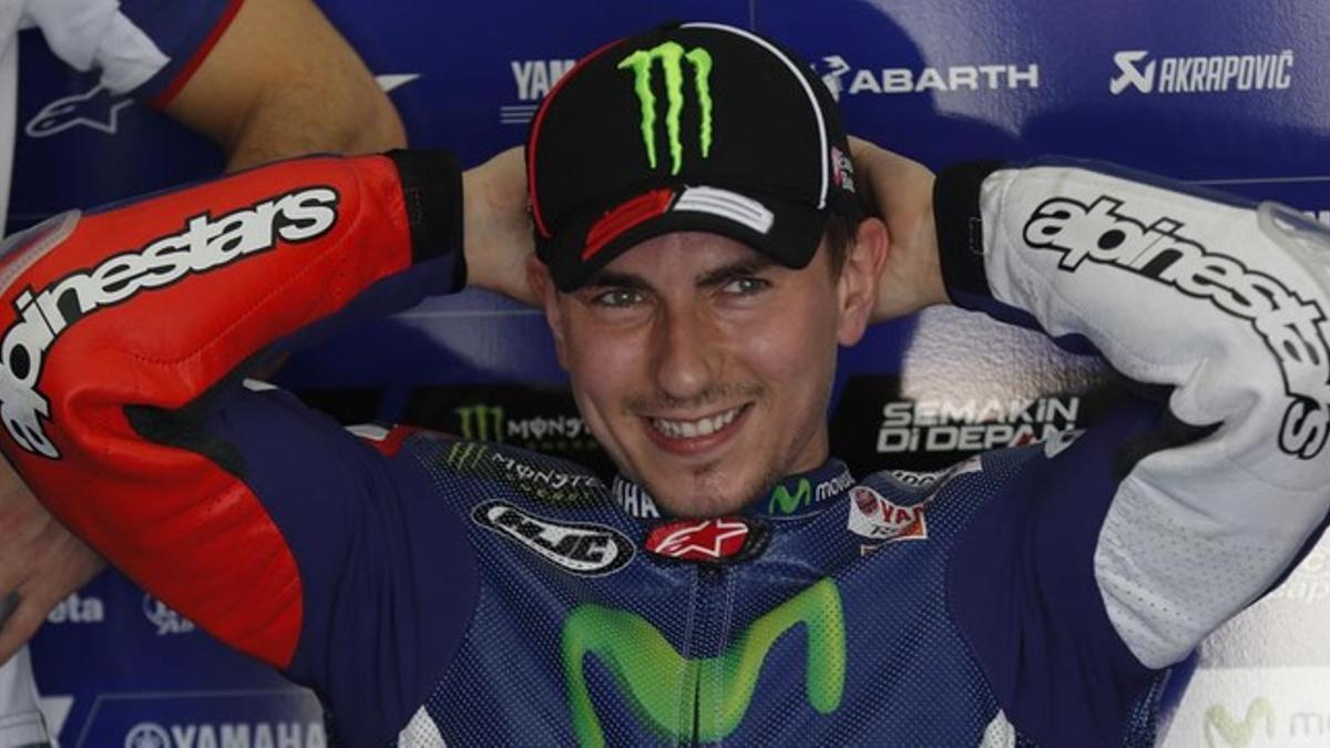 Jorge Lorenzo, de Yamaha, sonríe en el garaje de su equipo durante los segundos entrenamientos de pretemporada en el circuito de Sepang, este jueves