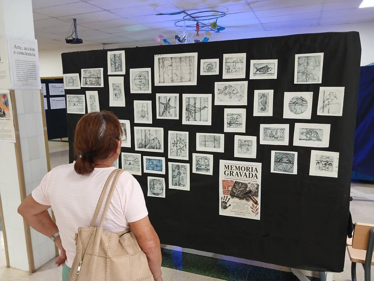 La tragedia de la guerra y la historia del río Pontillón, en la exposición de arte del instituto As Barxas de Moaña