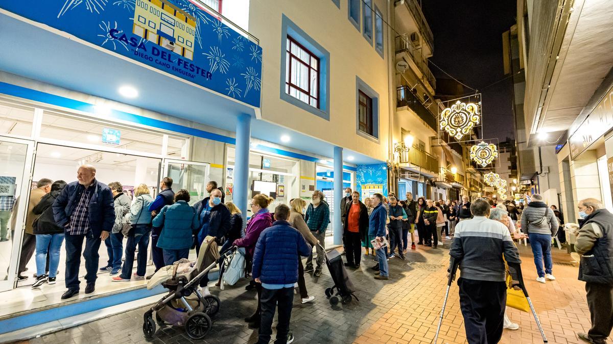 Parte de las colas la semana pasada ante el Casa del Fester de Benidorm para recibir la vacuna de la gripe y el covid-19 antes de la Navidad