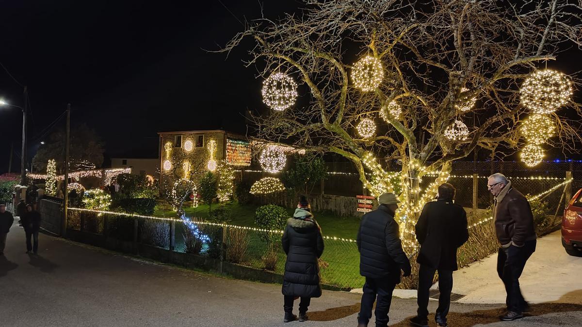 La aldea de Soutelo, en Cuntis, lleva años atrayendo visitantes que acuden a ver sus luces La aldea de Soutelo, en Cuntis, lleva años atrayendo visitantes que acuden a ver sus luces