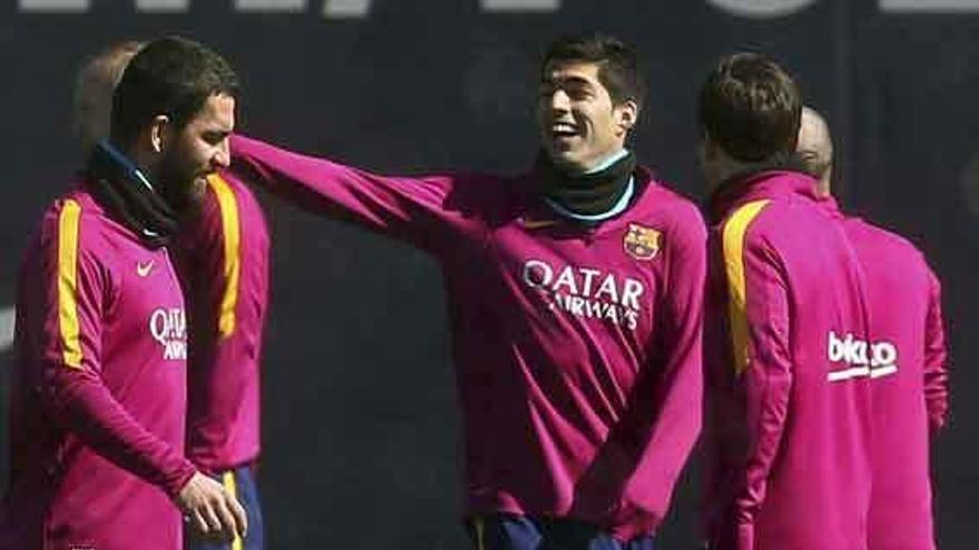 Luis Suárez se ríe de una acción del entrenamiento blaugrana.