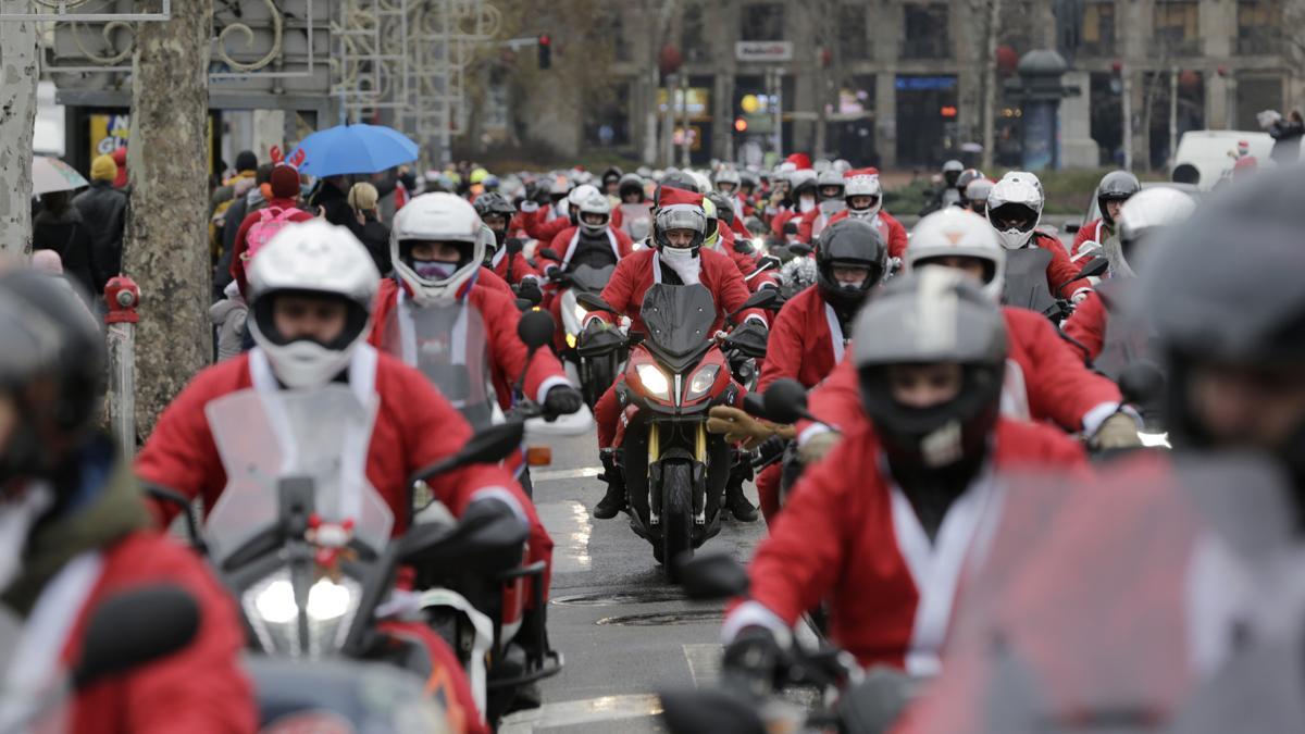 Papá Noeles moteros reparten regalos a los niños desfavorecidos en Belgrado