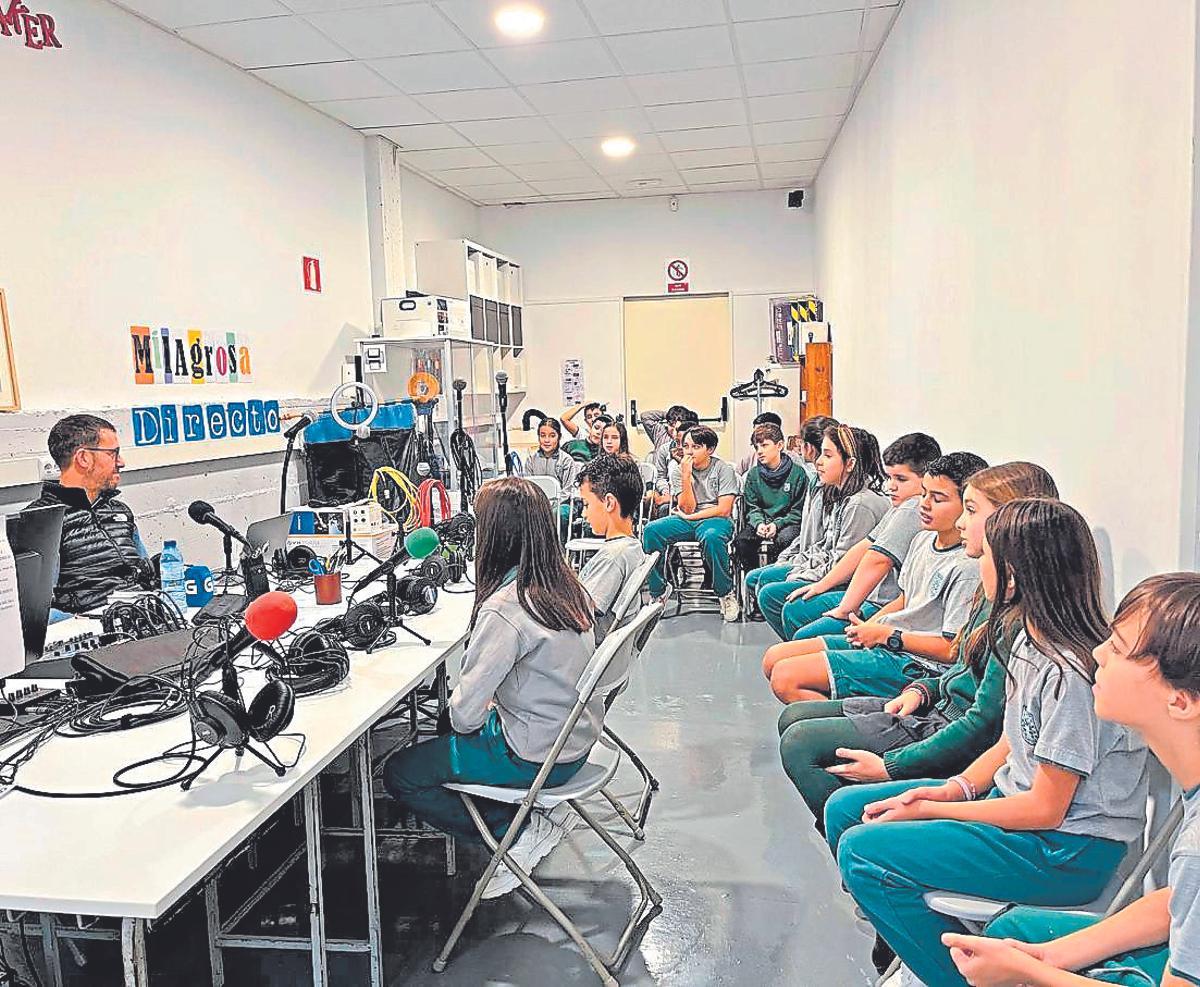 Aser Álvarez, en plena grabación de podcast, con los alumnos del CPR Plurilingüe La Milagrosa