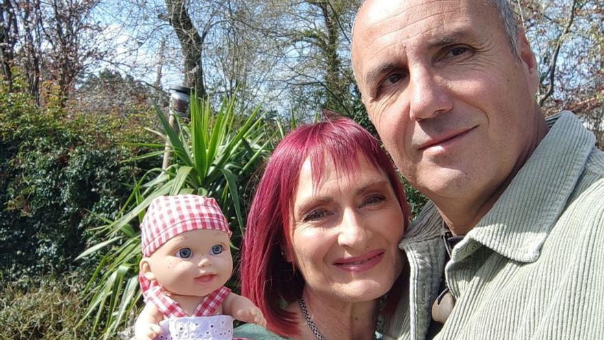Pancho de la Barrera y su
mujer Begoña junto a la 
muñeca Alba. 
|  FdV
