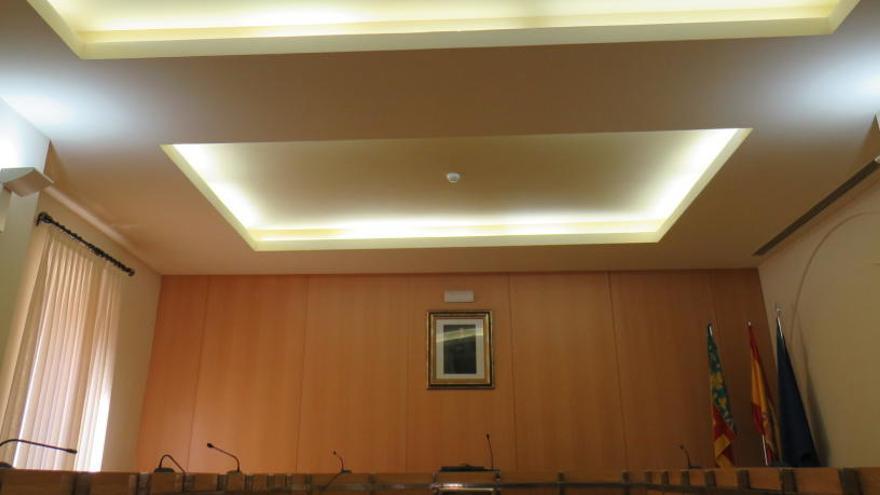 La nueva iluminación en el salón de plenos de Aspe