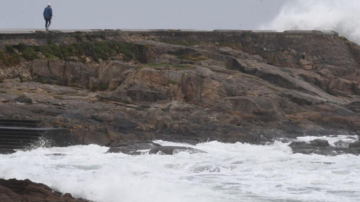 Las olas golpean con fuerza la costa de A Coruña.