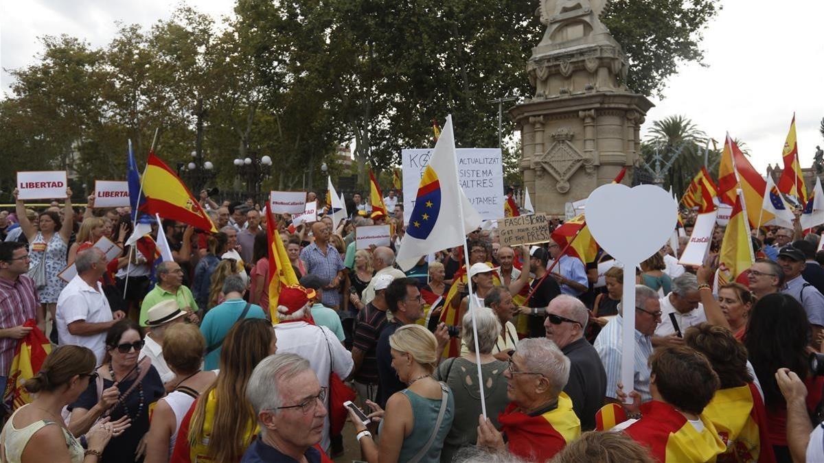 Manifestación convocada por Ciutadans en el parque de la Ciutadella contra la agresión a la mujer que quitaba lazos amarillos, este miércoles