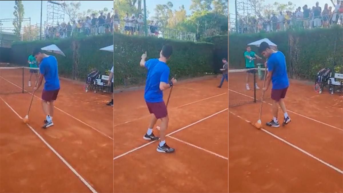 Carlos Alcaraz limpia los flejes de la pista de tenis