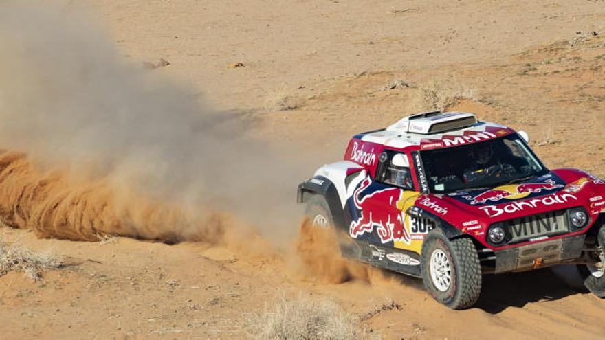 Carlos Sainz gana la quinta etapa y amplía ventaja