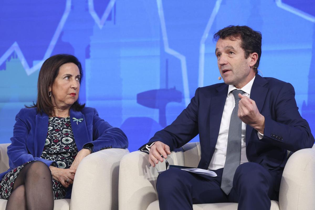 La ministra de Defensa, Margarita Robles, y el presidente de Indra, Ángel Escribano.