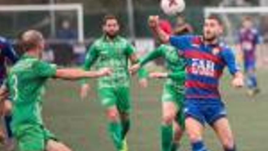 Gavilán intenta controlar la pilota davant la oposició de jugadors del Cornellà.