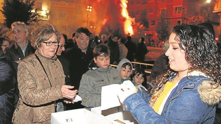 Onda prende una gran hoguera en honor al santo