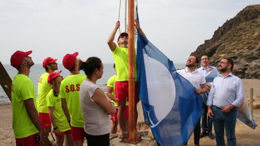 La cala de Calnegre de Lorca muestra las dos banderas que certifican su calidad y seguridad