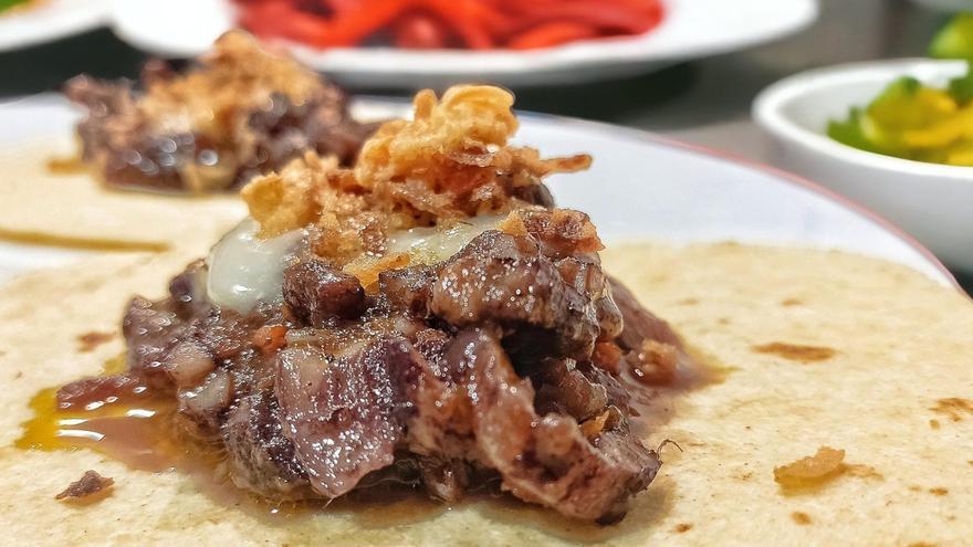 Unos sorprendentes tacos de panceta con vino tinto, miel y más sabores