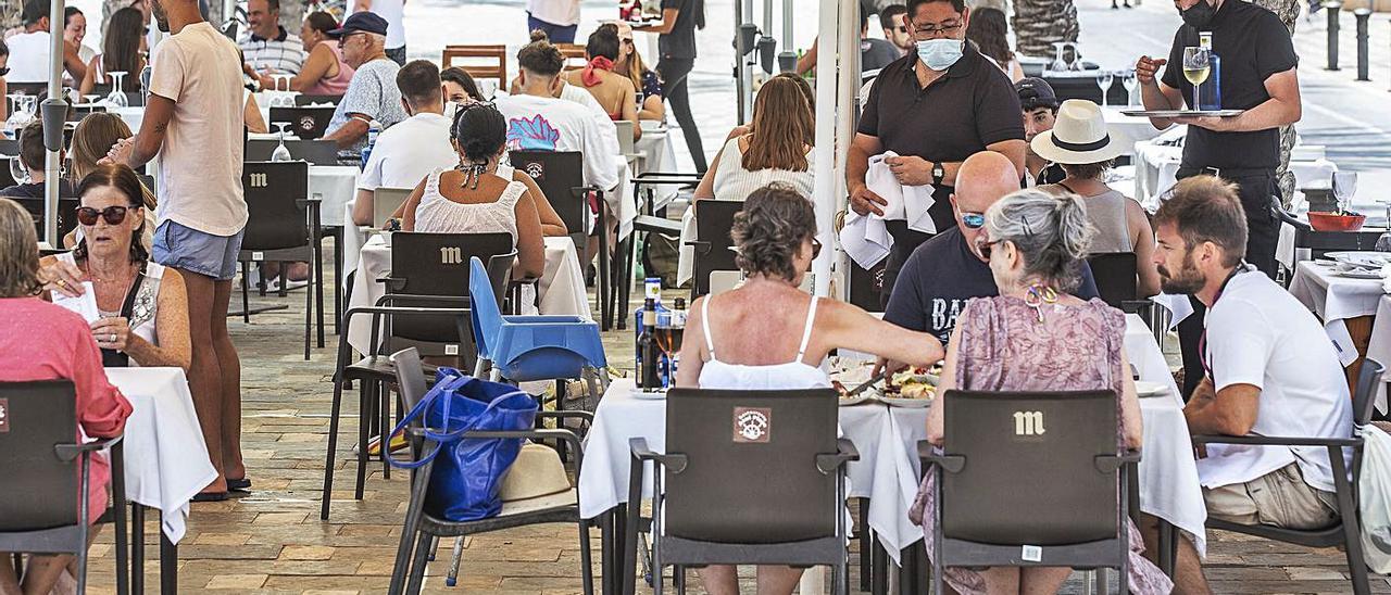 La terraza de un restaurante de la playa de San Juan repleta de comensales.