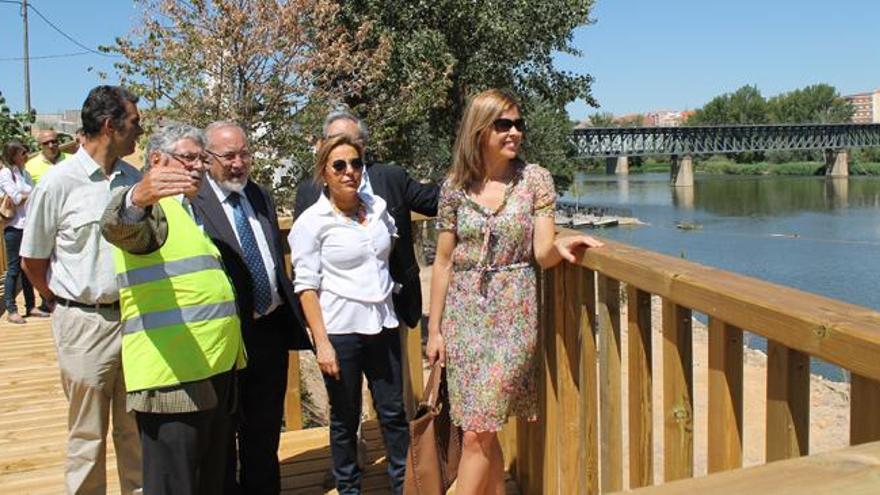 José Valín, Rosa Valdeón y Clara San Damián observan las obras de recuperación de la margen izquierda del Duero a su paso por Zamora.