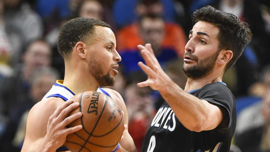 Ricky Rubio, ante Stephen Curry en una acción del partido.