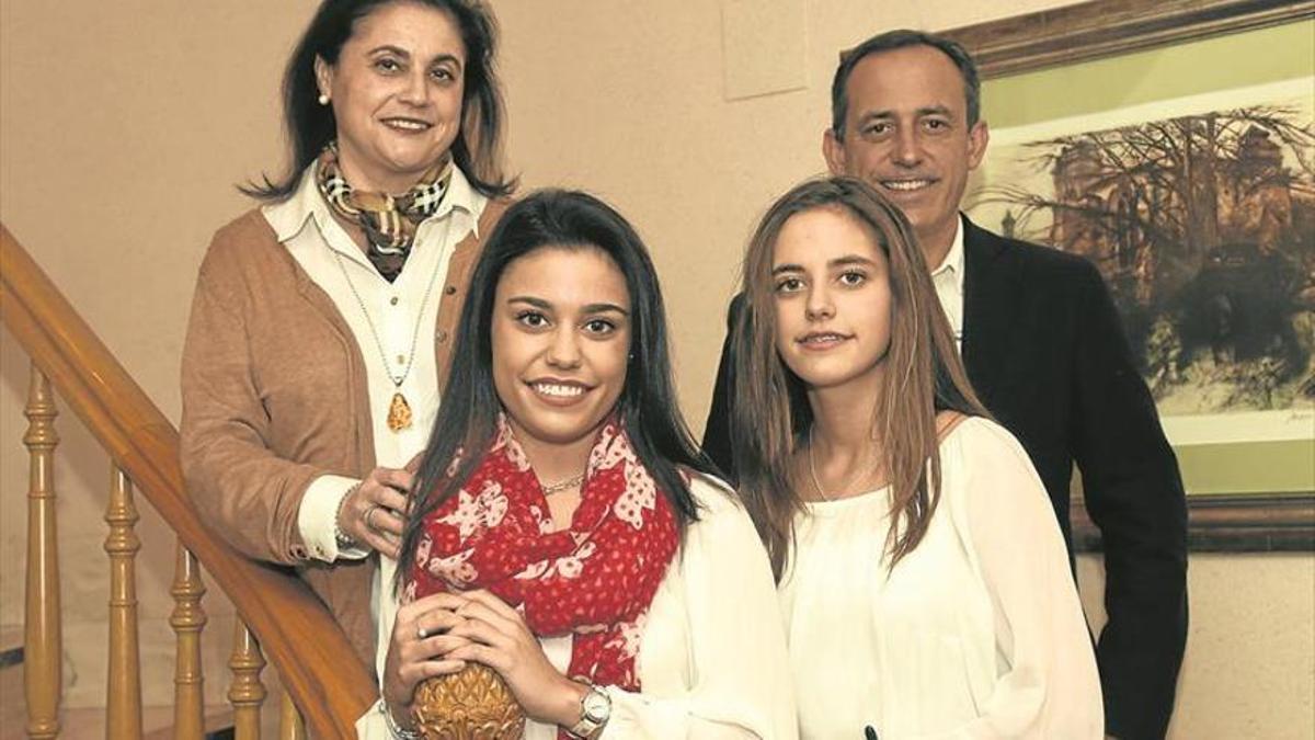 Elena (d), cuando nombraron a su hermana María reina de las fiestas de Almassora del 2018, hace cinco años.