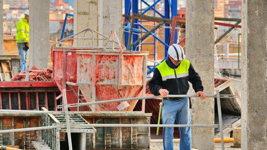 Obreros trabajando en Barcelona.