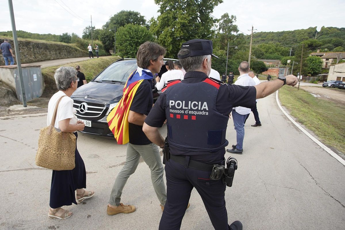 Salvador Vergés, amb una estelada a Sant Martí Vell.