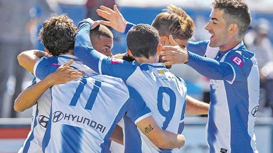 Los jugadores del Atlético Baleares celebran el primer gol al Deportivo Aragón, conseguido por Marcel.