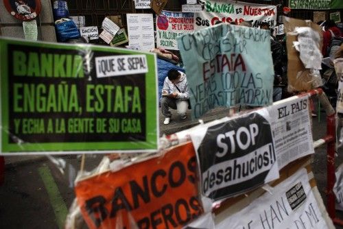 Afectados de la Plataforma de Víctimas de Hipoteca (PAH) fuera de la sede del banco prestamista nacionalizado en Bankia Madrid. Los manifestantes han acampado frente a la sede de Bankia durante más de una semana.