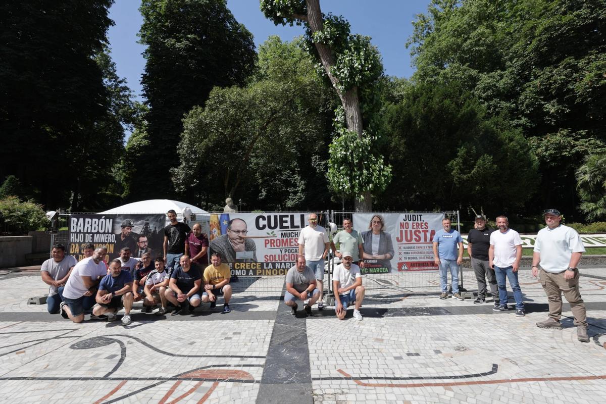 Trabajadores de la mina de Vega de Rengos ante la zona de acampada en Oviedo.