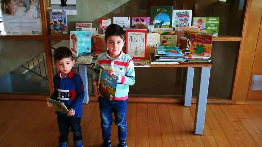 Dos niños que participaron en actividades del Día del Libro. // FdV