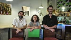 Barcelona. (Barcelones) 27.05.2014 . Ideas. Foto grande Time Out. Restaurante Rasoterra, en la c/ Palau, 5 Arxiu DG. 140527 ex 0136 en la foto: Daniele Rossi, Chiara Bombachi y John Wearne ( de izq. a der. ) FOTO: PUIG, JOAN