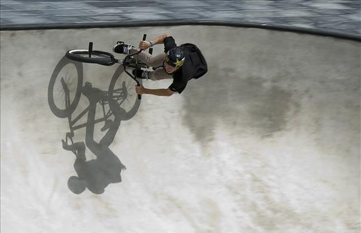 Un ’biker’ s’entrena per als X Games. Un ’biker’ s’entrena per als X Games.