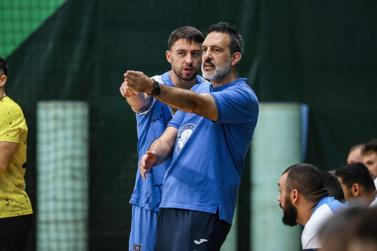 Rubén Garabaya, a la derecha, comentando una acción del juego con el capitán del Pelister, Filip Kuzmanovski