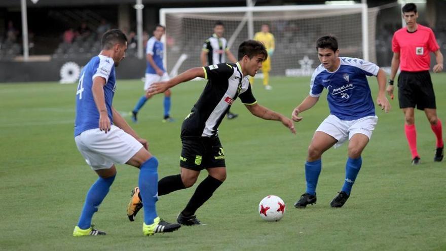 Kuki Zalazar controla el balón en presencia de dos jugadores del San Fernando.