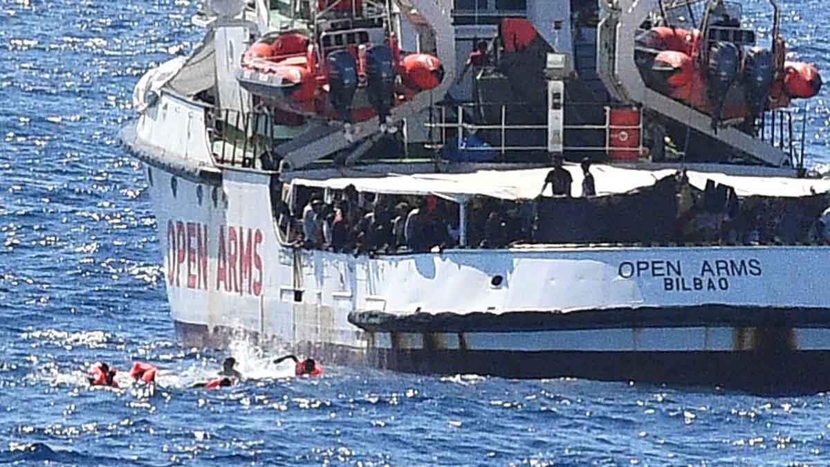 Nueve migrantes del centenar que sigue a bordo del Open Arms desde hace 19 días se han lanzando al agua para llegar a nado al puerto de la isla italiana de Lampedusa, a unos 800 metros.