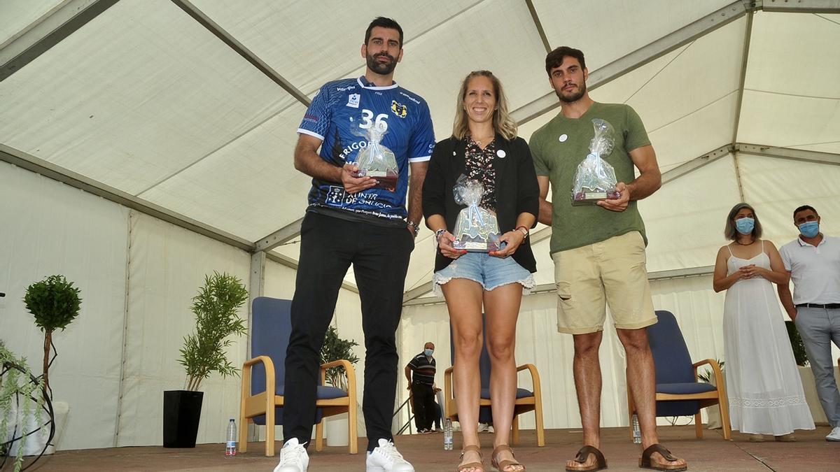 Rodrigo Corrales, Teresa Portela y Rodrigo Germade, durante el homenaje que recibieron en el concello de Cangas