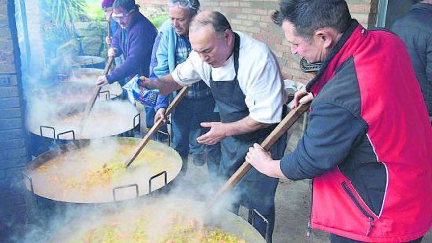 L’organització de la Festa de Sant Sebastià cuinant les paelles que es van servir ara fa dos anys | ARXIU/D. C.