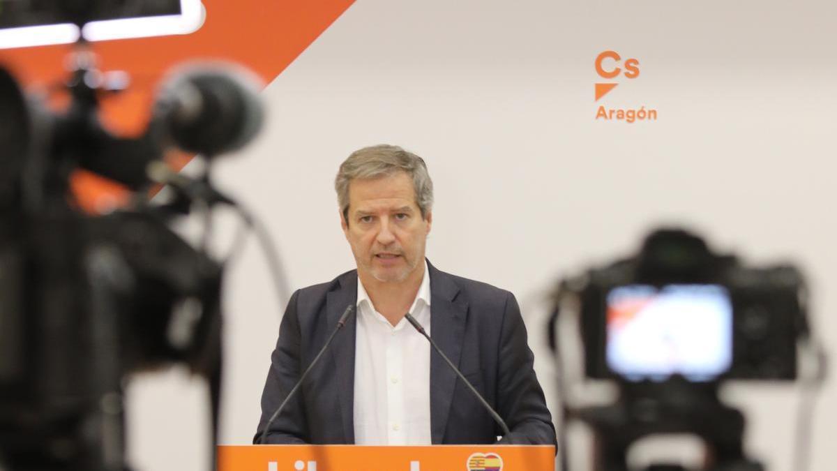 El líder de Ciudadanos Aragón, Daniel Pérez Calvo, comparece este martes ante los medios tras las dimisiones de una veintena de cargos.