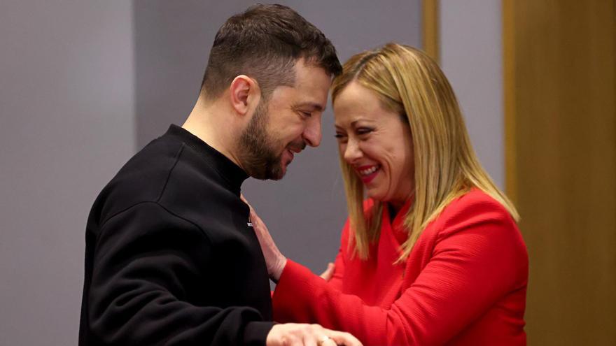 El presidente de Ucrania, Volodímir Zelenski, y la primera ministra italiana, Giorgia Meloni, durante un encuentro en Bruselas.