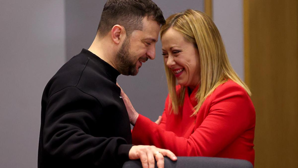 El presidente de Ucrania, Volodímir Zelenski, y la primera ministra italiana, Giorgia Meloni, durante un encuentro en Bruselas.