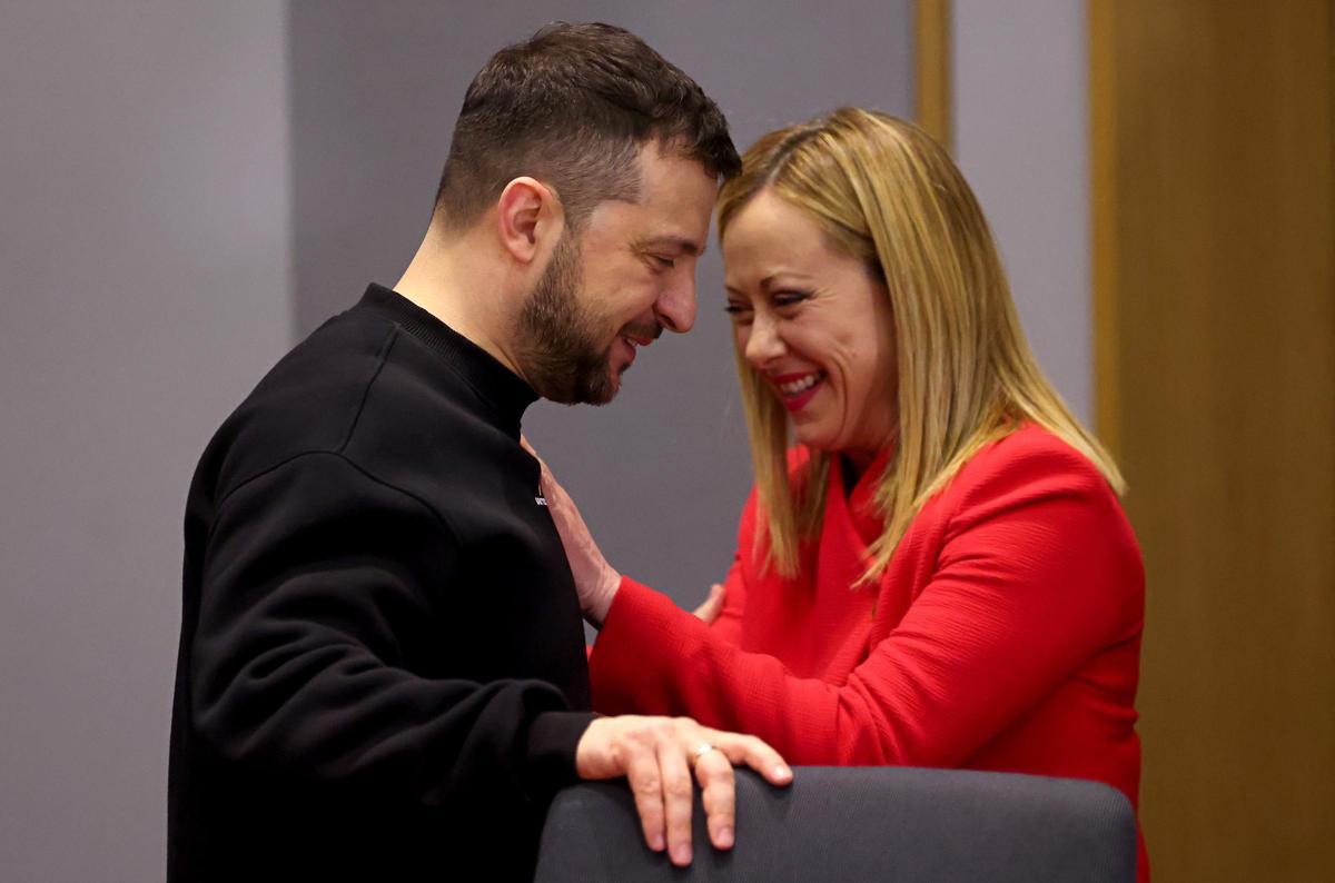 El presidente de Ucrania, Volodímir Zelenski, y la primera ministra italiana, Giorgia Meloni, durante un encuentro en Bruselas.