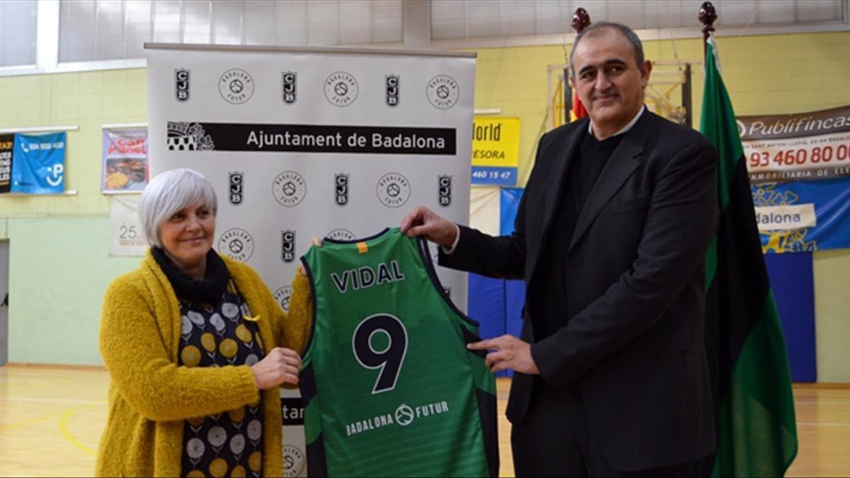 Dolors Sabater, alcaldesa de Badalona, junto a Juanan Morales, presidente de la Penya, en la presentación del acuerdo de patrocinio en 2017