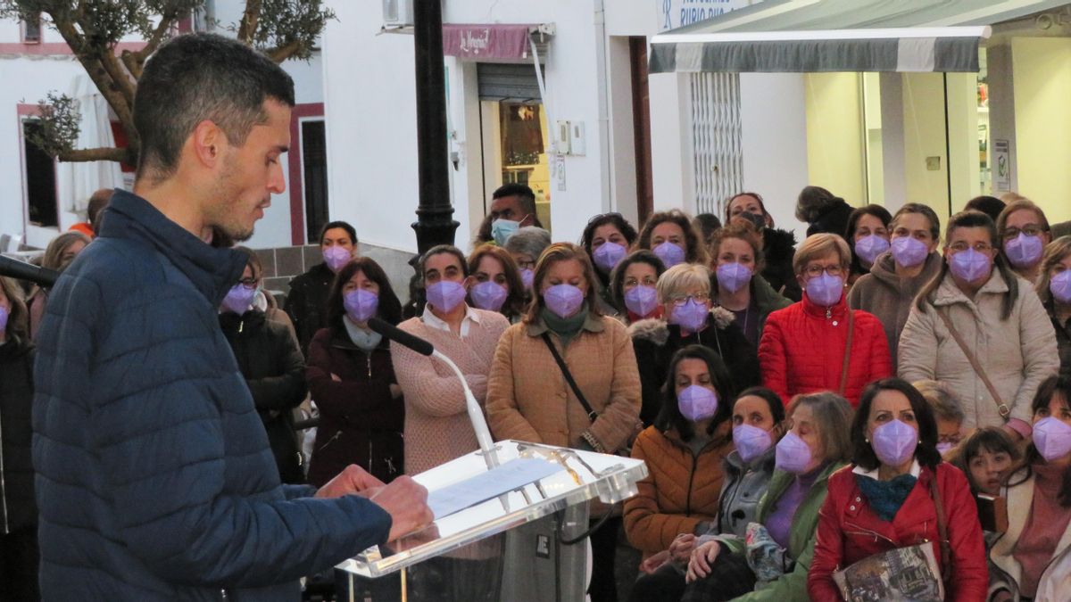 Lectura del manifiesto por el 8-M a cargo de Alberto Domínguez