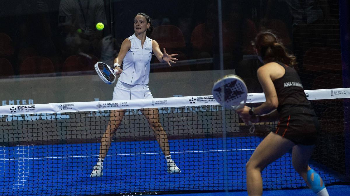 Tamara Icardo, en una acción durante el Premier Padel Valencia en La Fonteta.