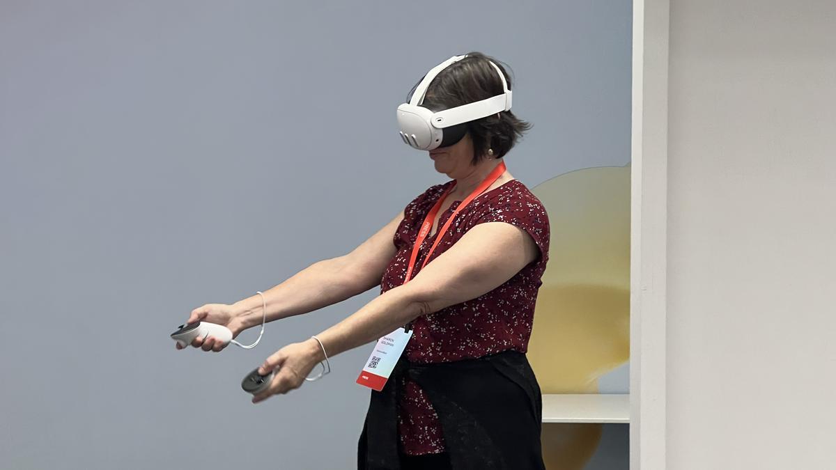 Fotografía de archivo donde se ve a una mujer probando las gafas de realidad virtual y realidad aumentada, Quest 3, de Meta.