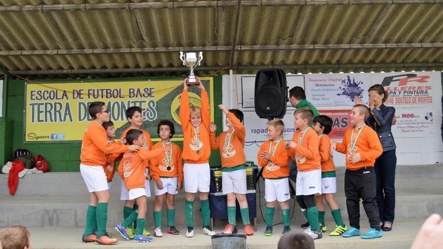 Imagen de la entrega del trofeo al campeón.