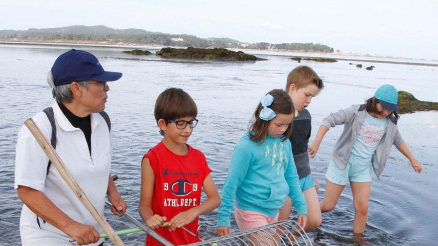 Niños con mariscadoras de Cambados. | Noé Parga