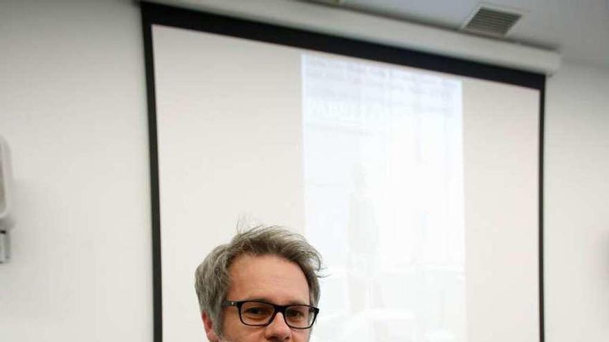 Iván Muñiz, ayer, en el Valey, con su libro.